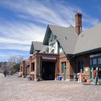 Blick vom Bahnsteig auf das Depot in Flagstaff.