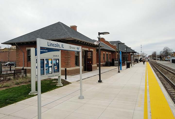 Lincoln, Ill., depot view with platform.